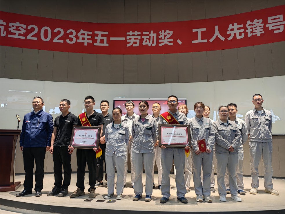 公司副总经理魏钰为工人前锋号获奖班组颁奖(缩放).jpg